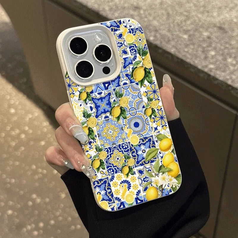 Coque iPhone à citrons jaunes et motifs bleus tenue en main